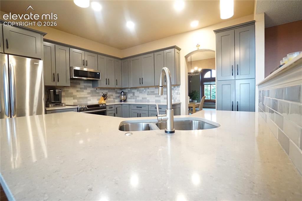 Image 16 of 50: Kitchen