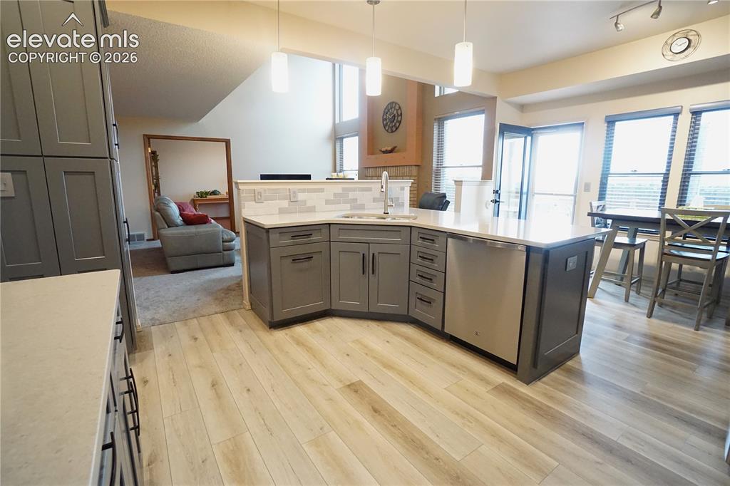Image 18 of 50: Kitchen