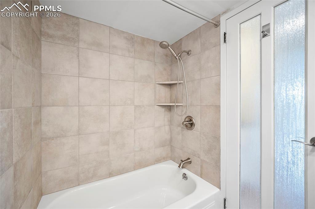 Image 10 of 41: Tub/Shower