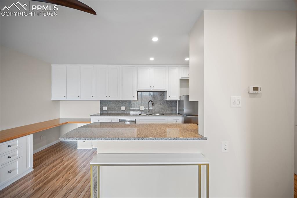 Image 20 of 41: Kitchen