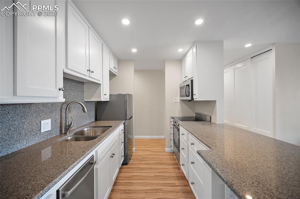 Image 21 of 41: Kitchen