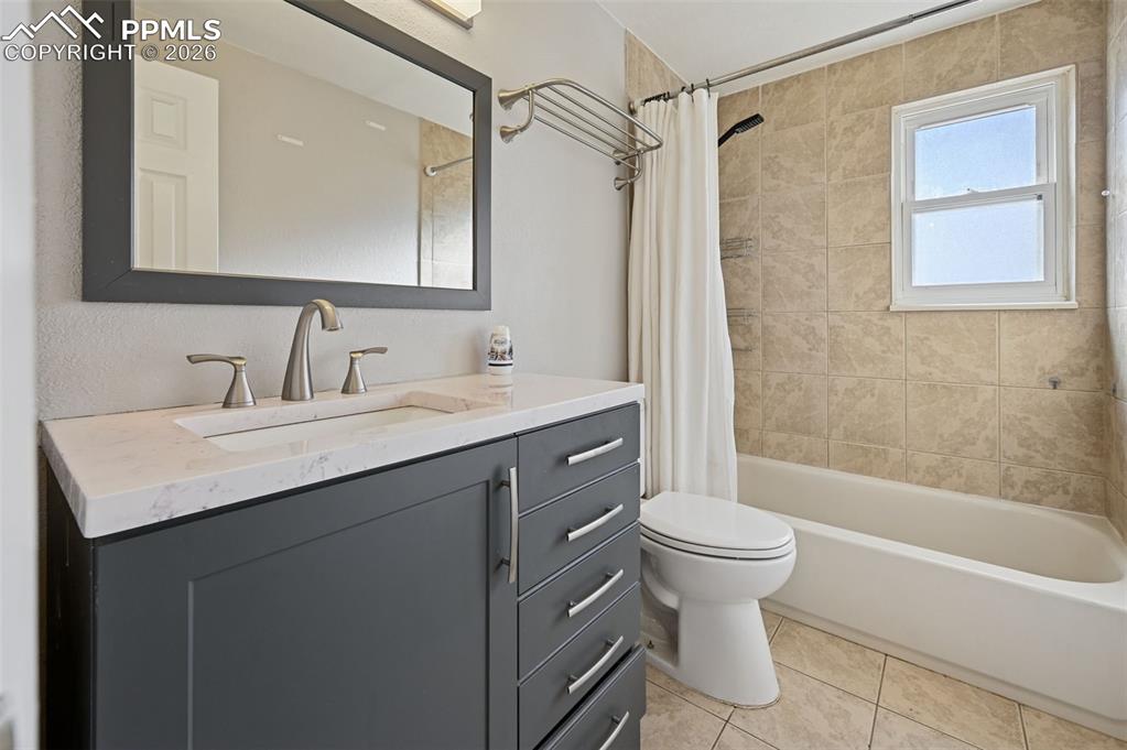 Image 13 of 25: Upstairs bathroom