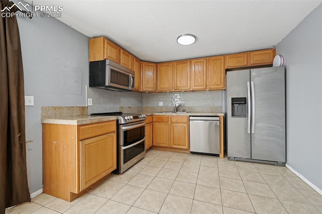 Image 6 of 25: Kitchen