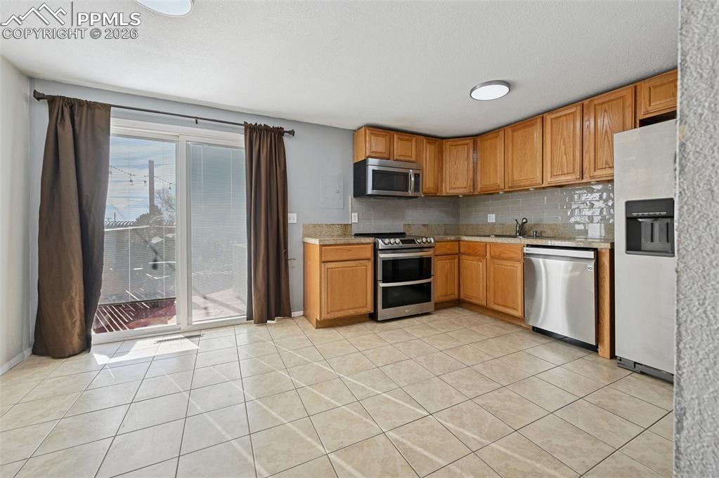 Image 7 of 25: Kitchen