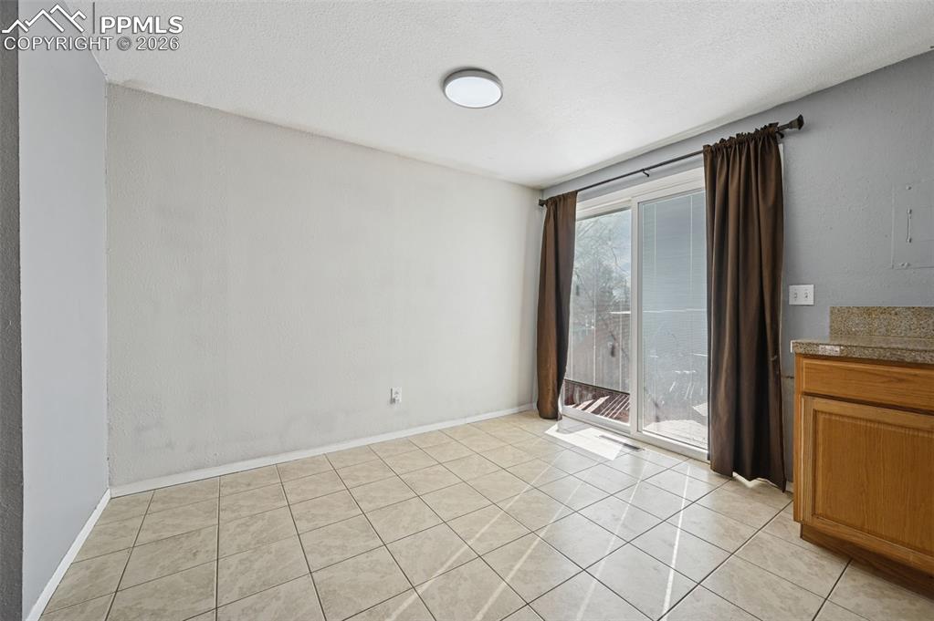 Image 8 of 25: In kitchen dinning