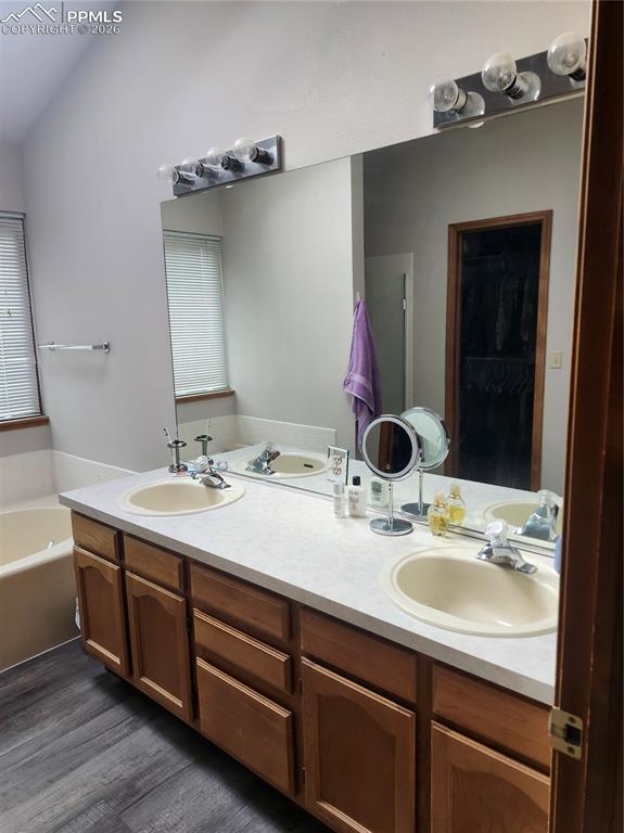 Image 16 of 19: Bathroom