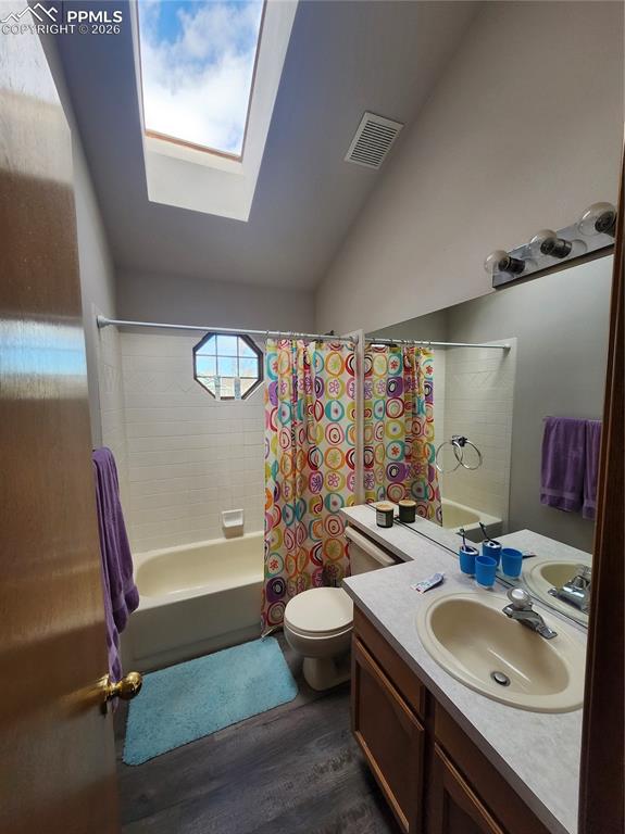 Image 17 of 19: Bathroom