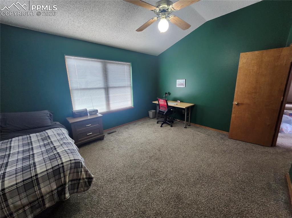 Image 19 of 19: Bedroom