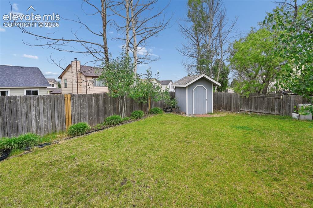 Image 22 of 23: Yard