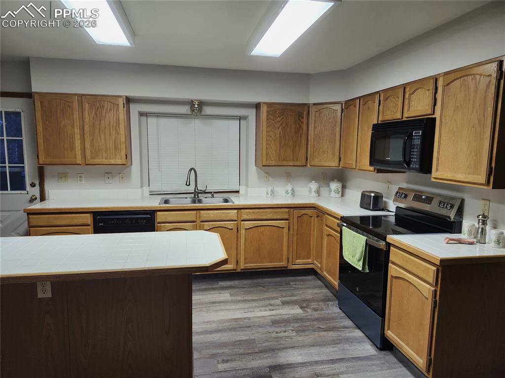 Image 6 of 19: Kitchen