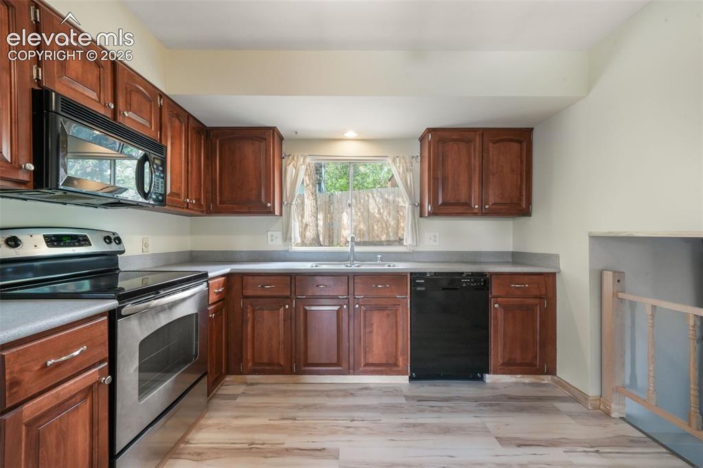 Image 12 of 50: Kitchen