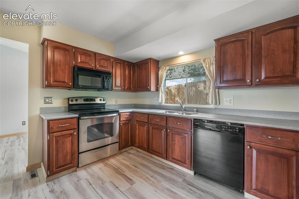 Image 14 of 50: Kitchen