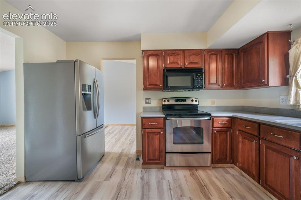 Image 15 of 50: Kitchen