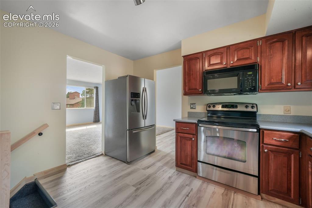 Image 16 of 50: Kitchen