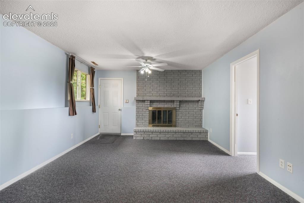Image 18 of 50: Living Room