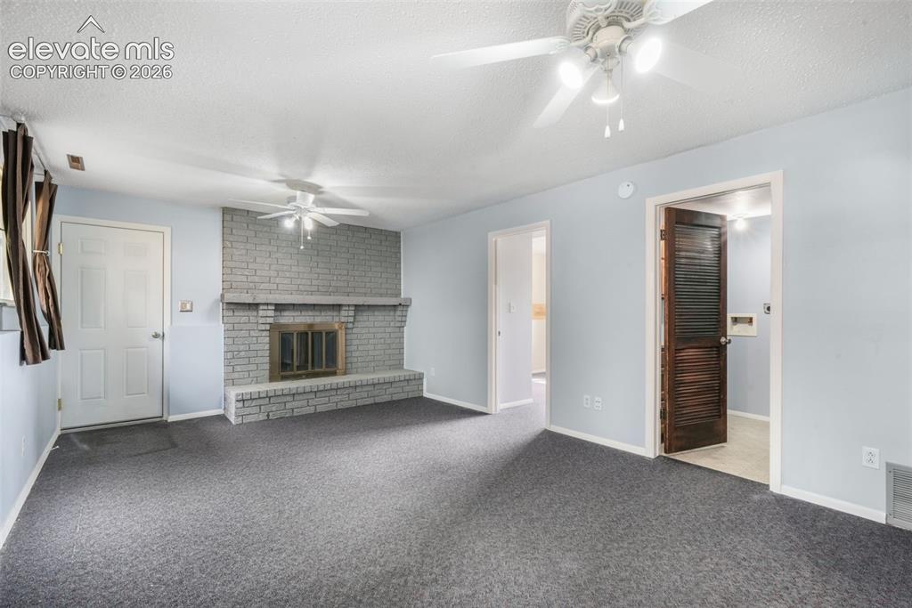 Image 19 of 50: Living Room