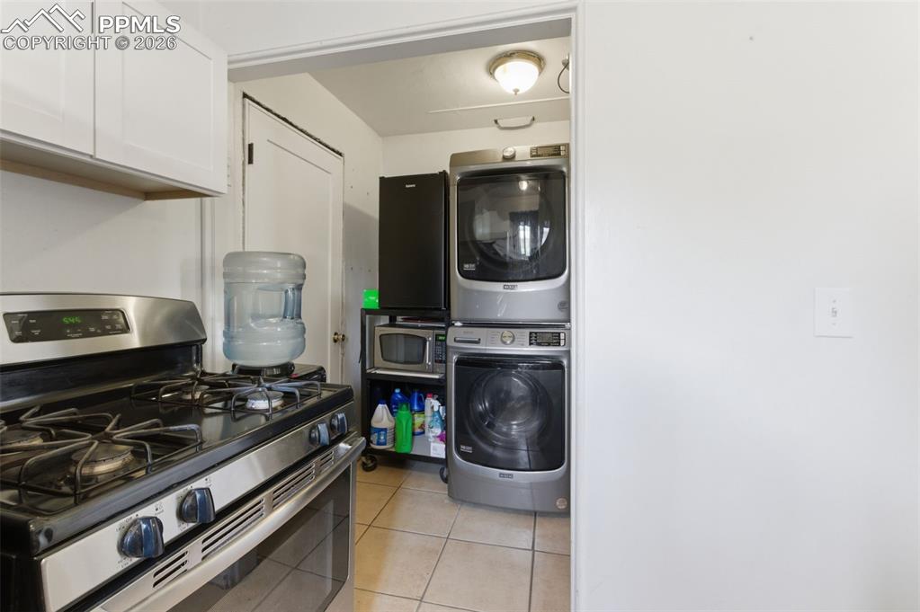 Image 9 of 29: Kitchen