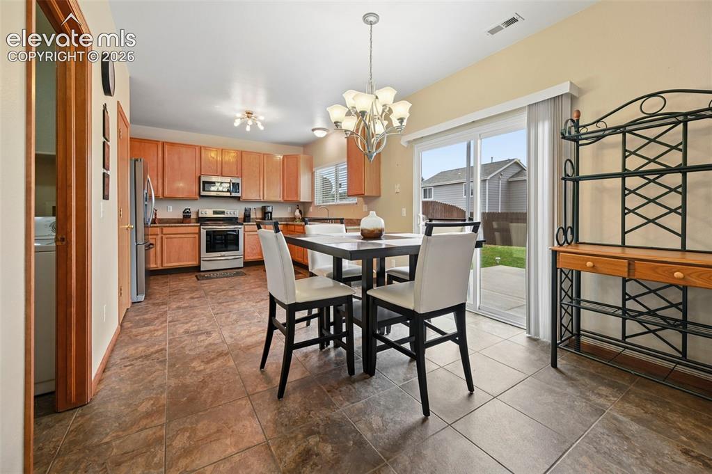 Image 16 of 32: Dining Area