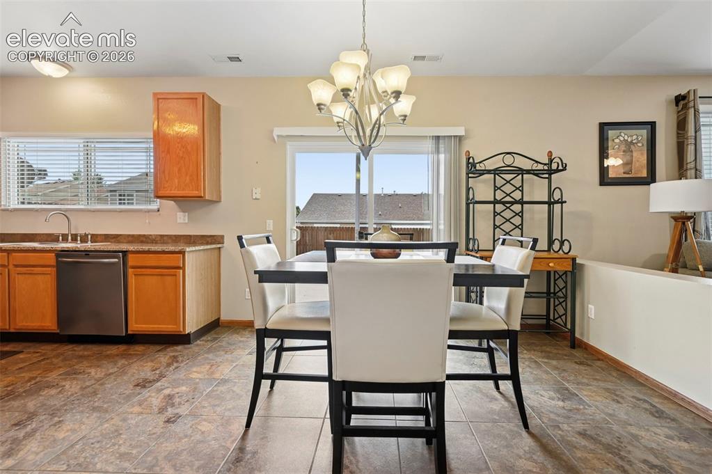 Image 17 of 32: Dining Area