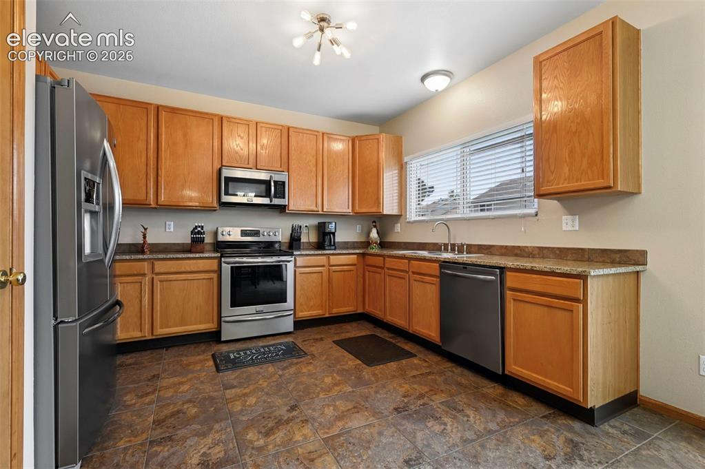 Image 18 of 32: Kitchen