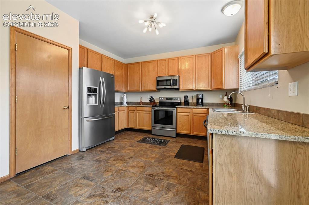 Image 19 of 32: Kitchen