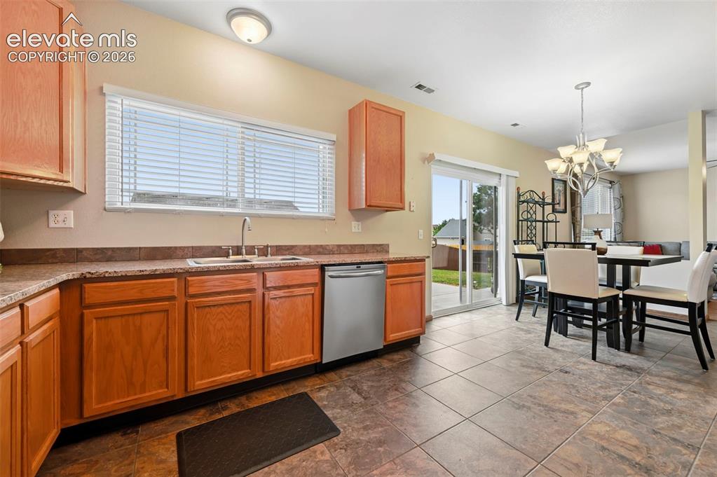 Image 20 of 32: Kitchen
