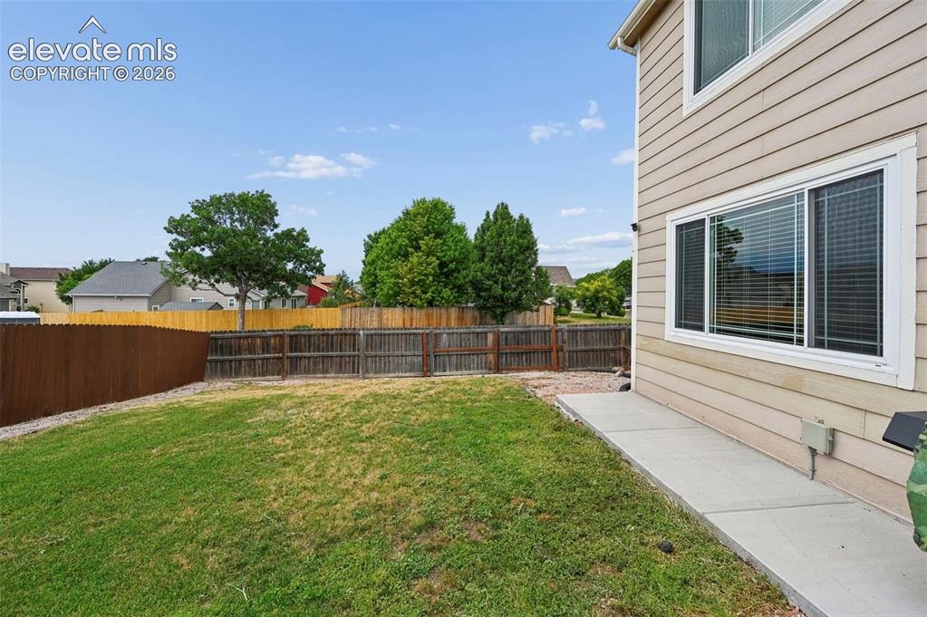 Image 4 of 32: Yard
