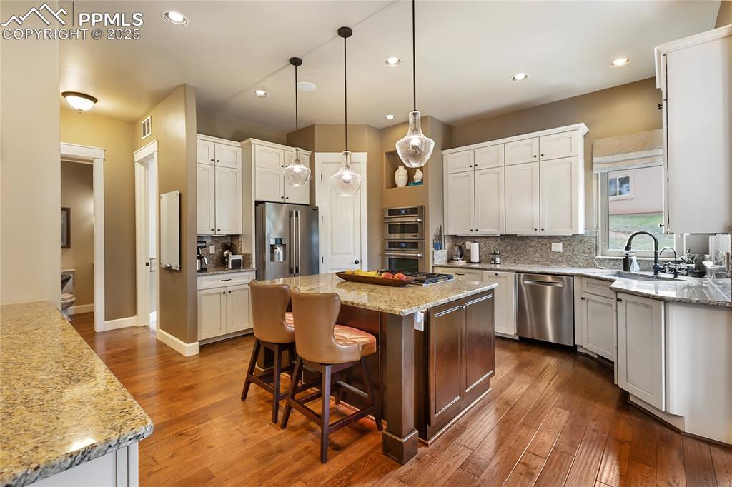 Image 13 of 45: Gourmet Kitchen