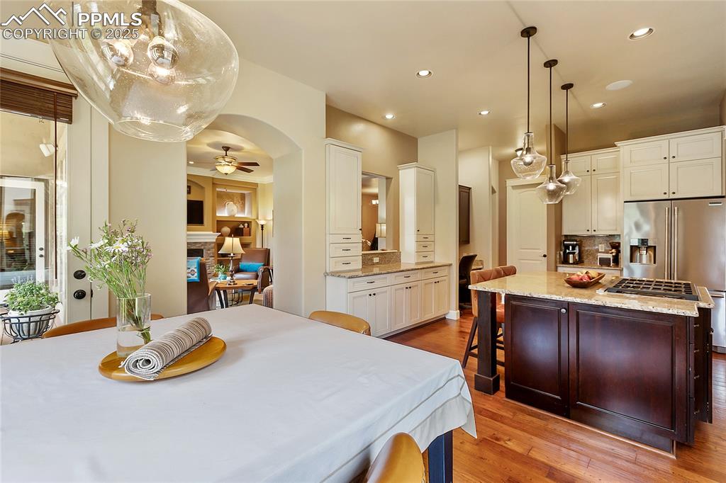 Image 15 of 45: Gourmet Kitchen