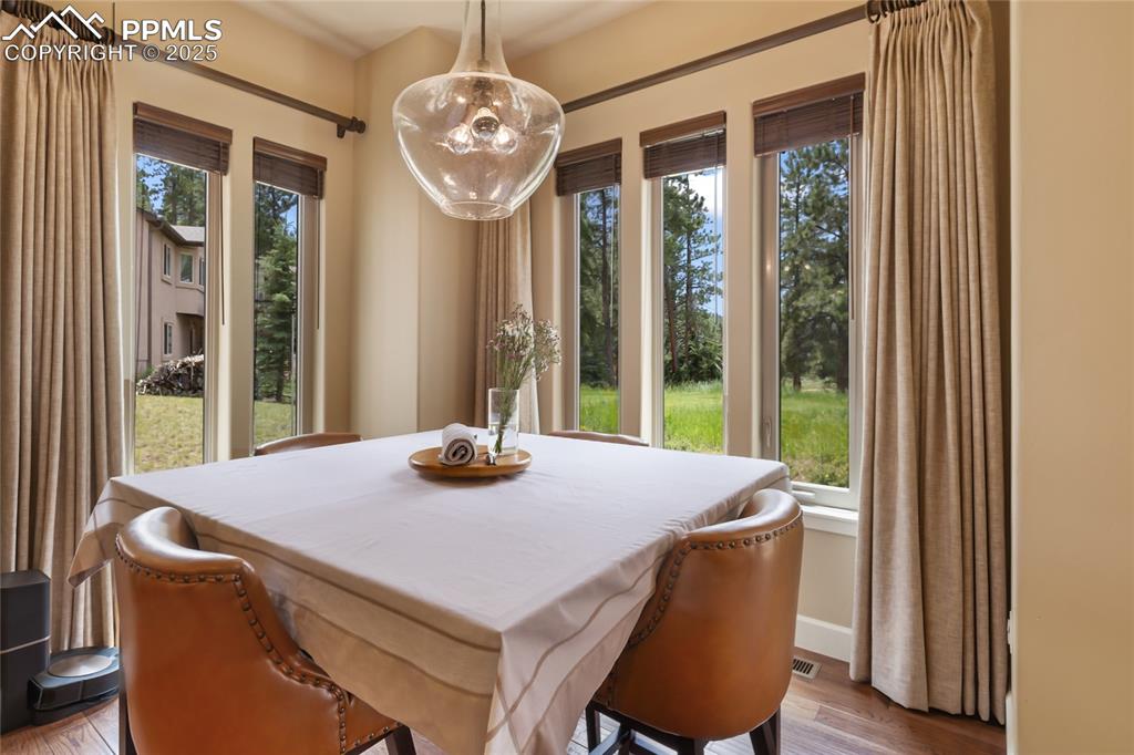 Image 17 of 45: Dining Area