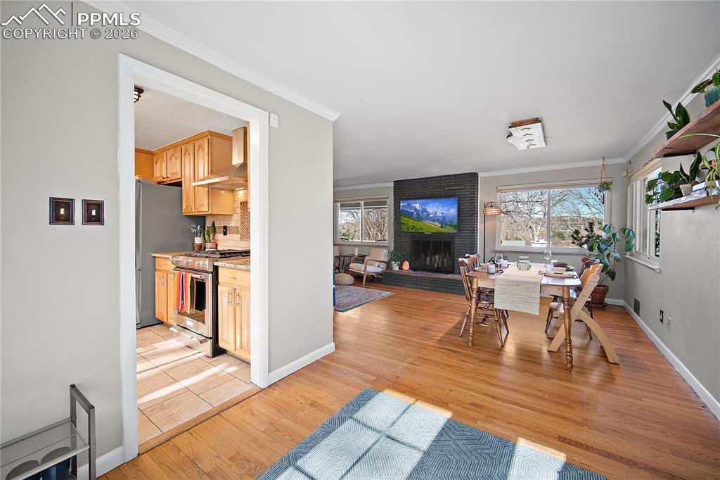 Image 29 of 39: Dining Area