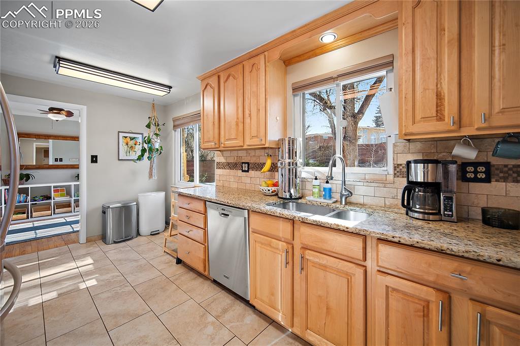 Image 30 of 39: Kitchen