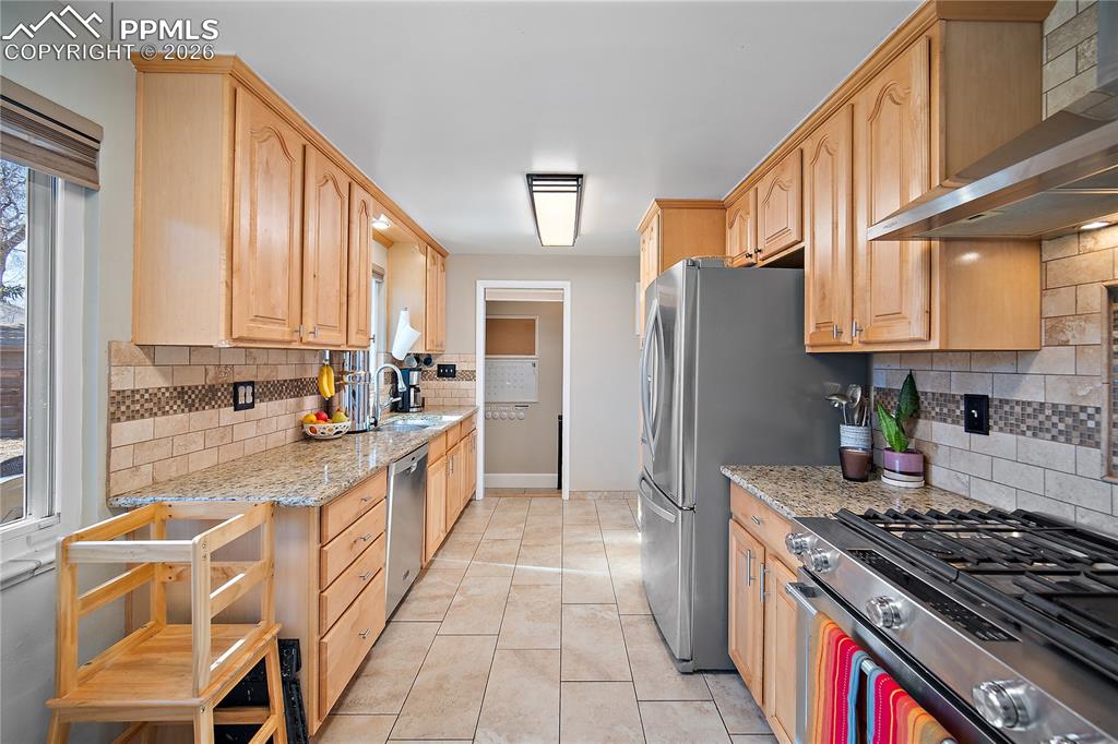 Image 31 of 39: Kitchen