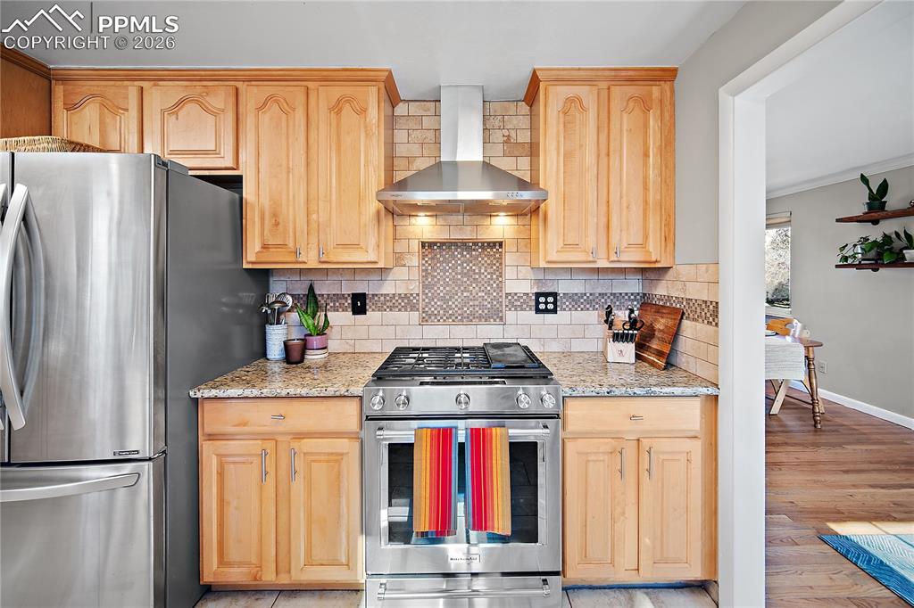 Image 32 of 39: Kitchen