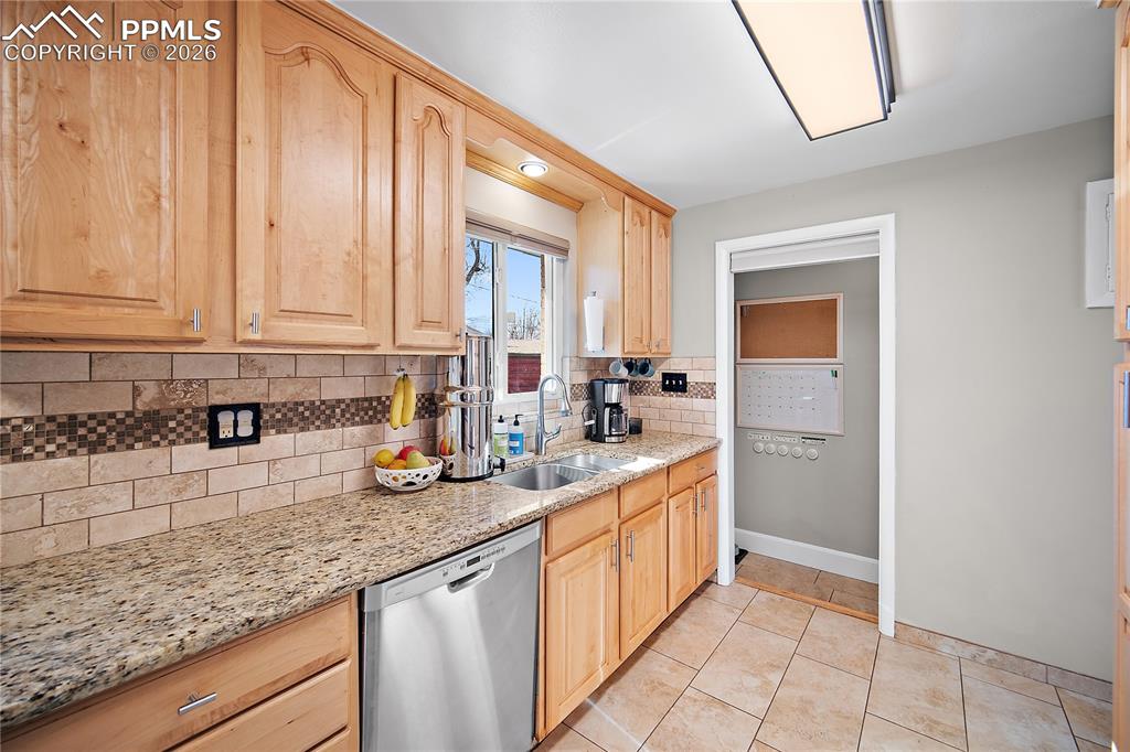 Image 33 of 39: Kitchen