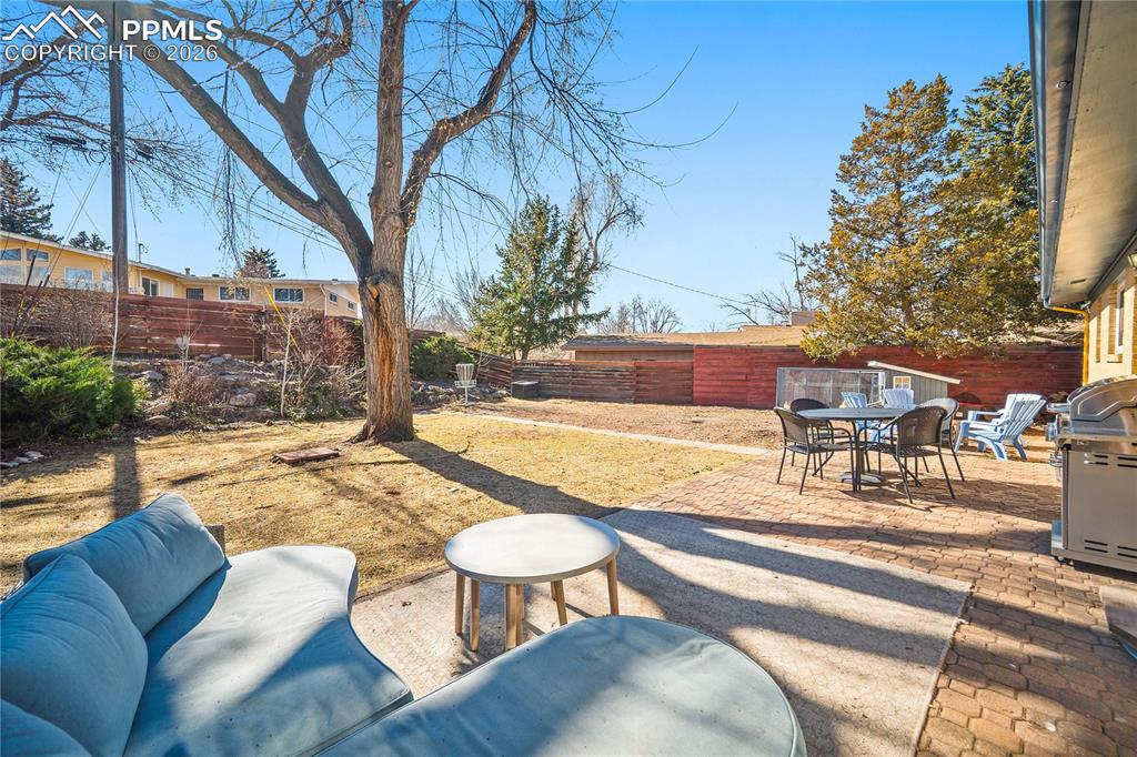 Image 35 of 39: Yard