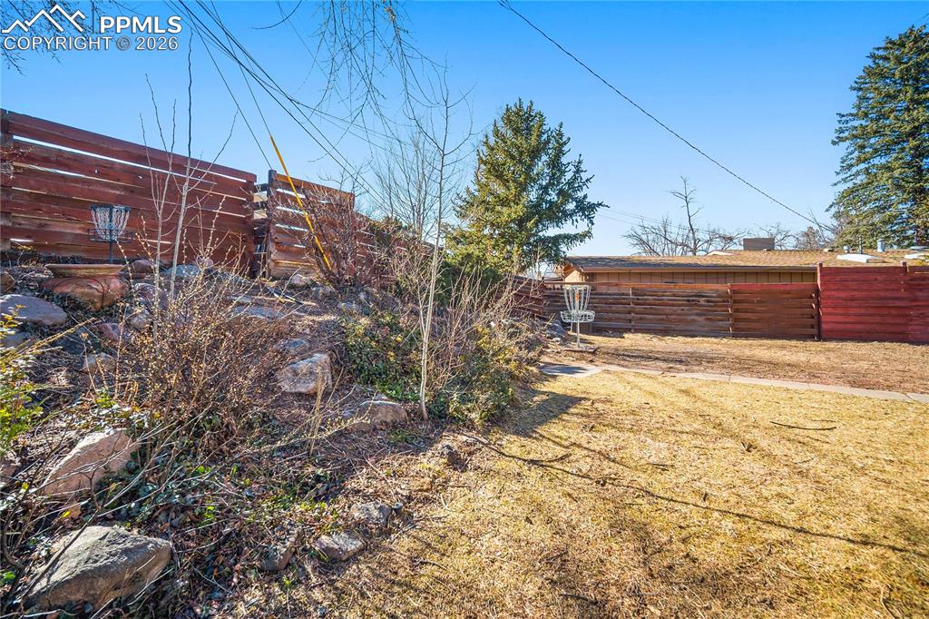 Image 37 of 39: Yard