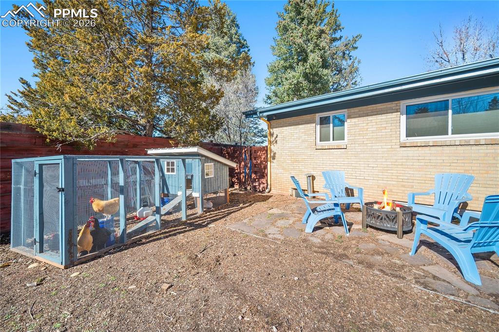 Image 38 of 39: Yard