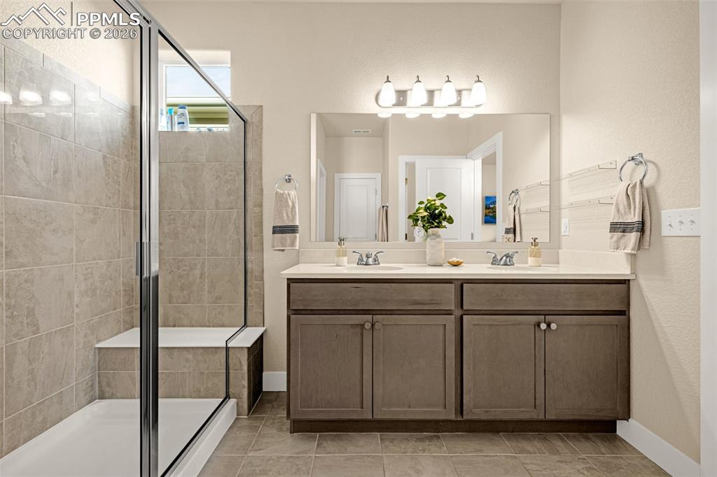 Image 20 of 43: Bathroom