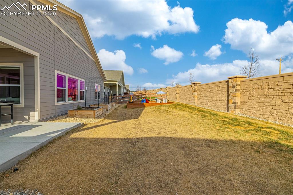 Image 34 of 43: Yard