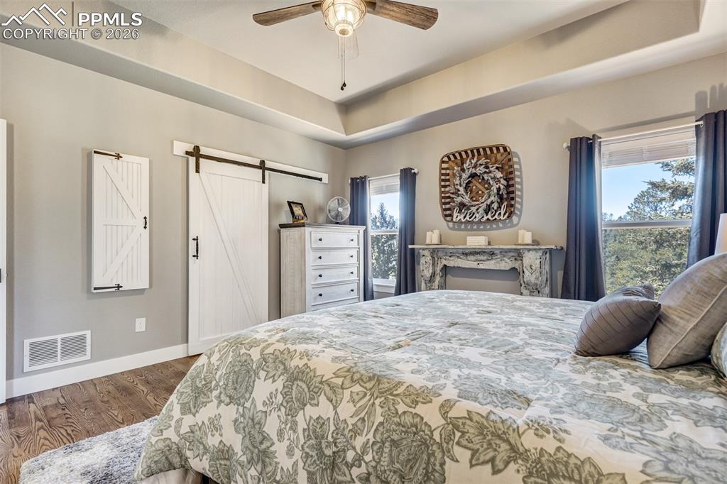 Image 22 of 48: Bedroom