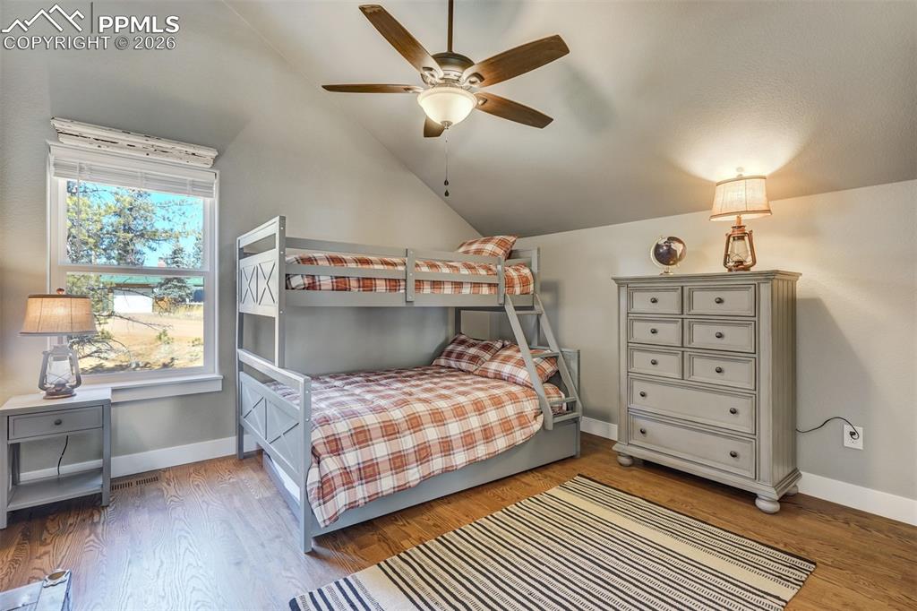 Image 32 of 48: Bedroom