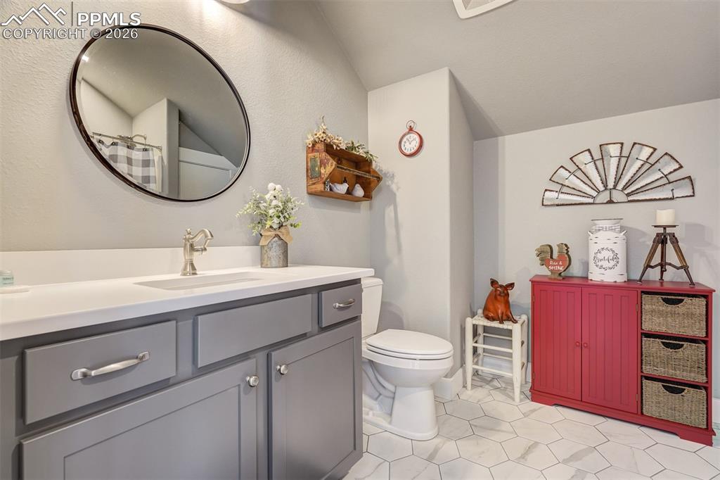 Image 34 of 48: Bathroom