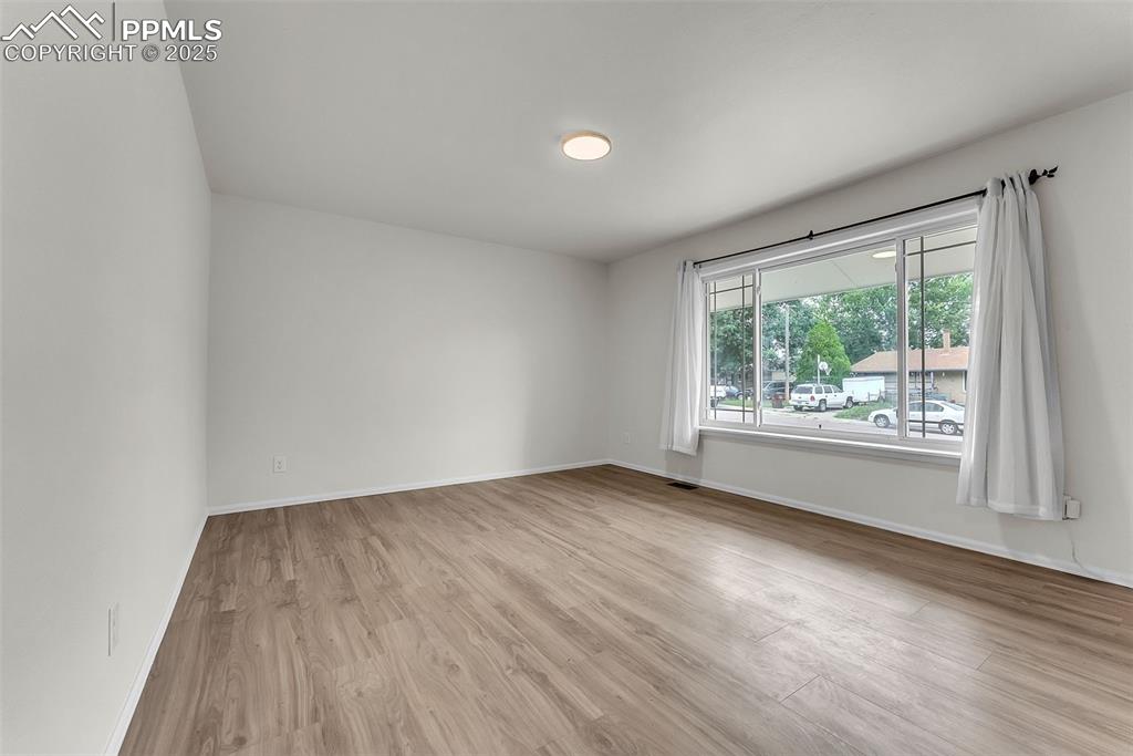 Image 4 of 38: Large and Bright Entry / Living Room