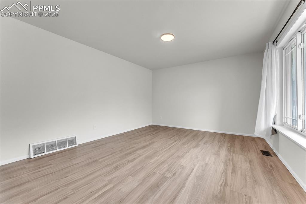 Image 5 of 38: Large and Bright Entry / Living Room