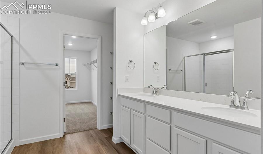 Image 18 of 23: Bathroom