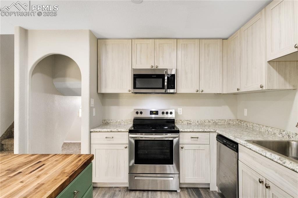 Image 12 of 36: Kitchen