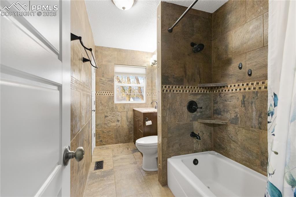 Image 17 of 36: Bathroom