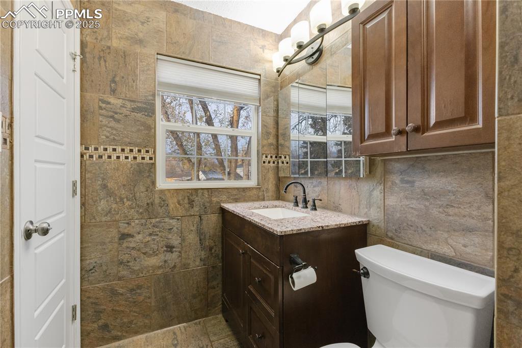 Image 18 of 36: Bathroom