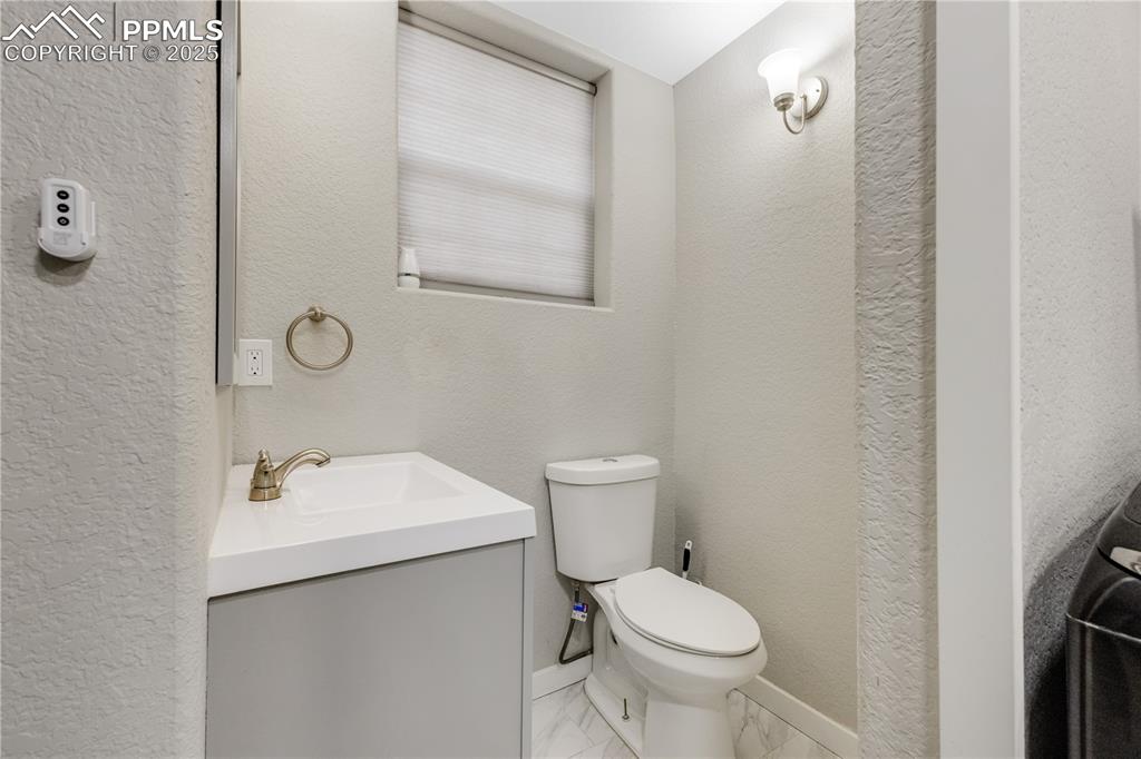 Image 24 of 36: Bathroom